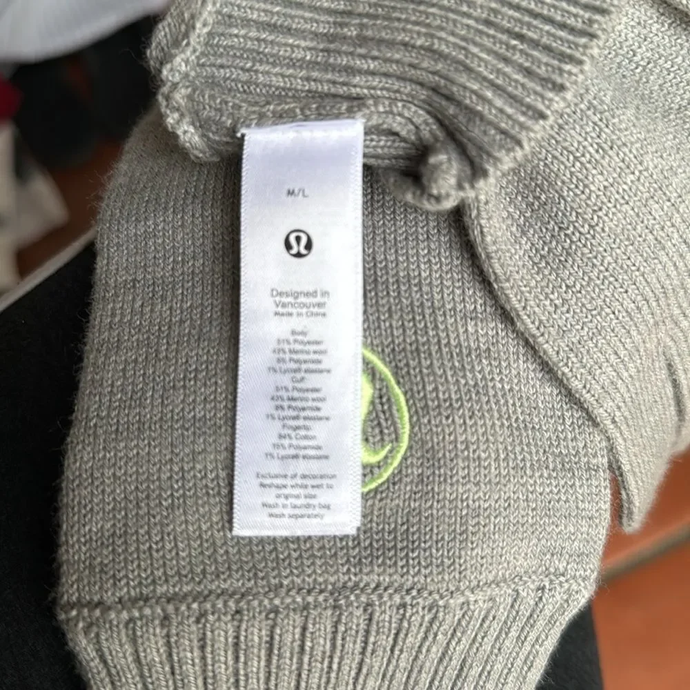 Lululemon Merino Wool Blend Warm Revelation Tech Gloves Size M/L. Like NEW!